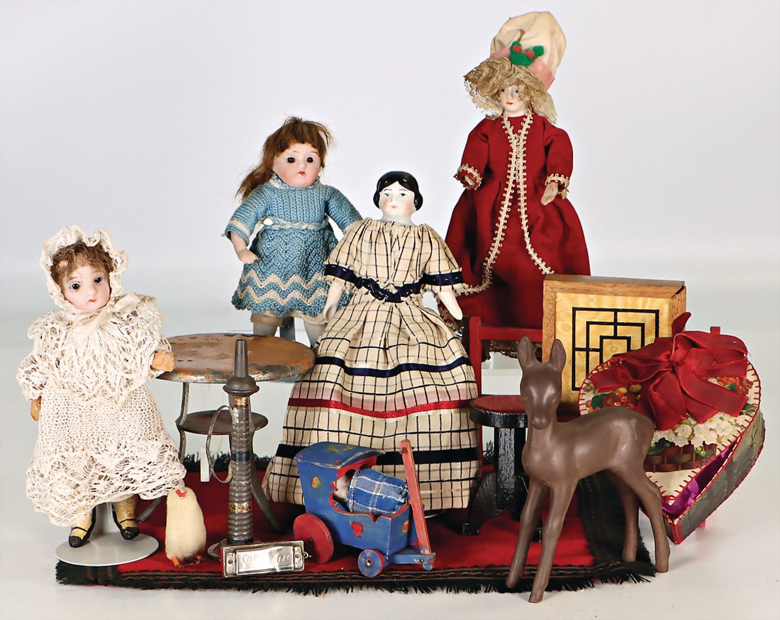 dollhouse decoration pieces, carpet, table, sheet metal, 4 dollhouse dolls, different periods, 12-16 (1 of 1)