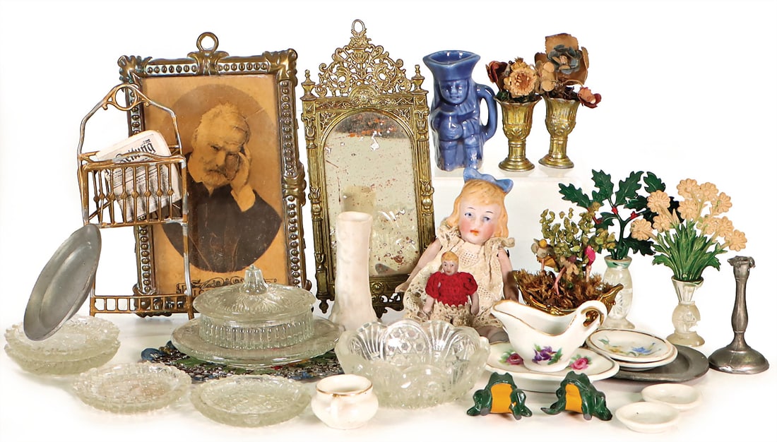mixed lot of dollhouse decoration pieces, tin, glass, porcelain, small dollhouse doll, 8.5 cm (1 of 1)