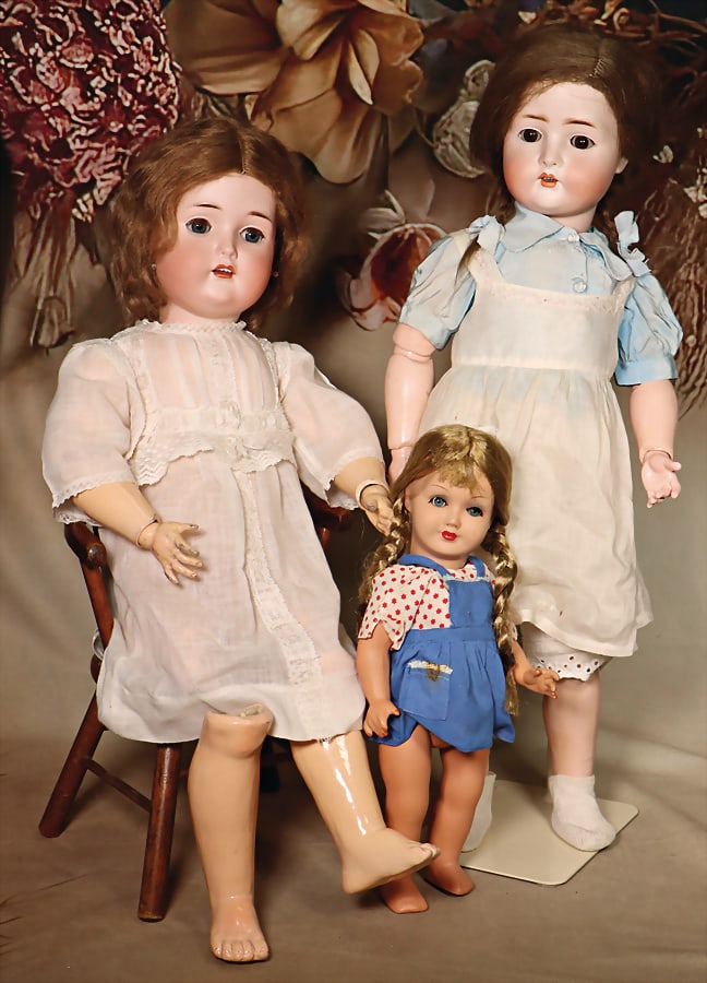 mixed lot of dolls, 3 pieces, among it BSW in heart, bisque porcelain socket head doll, blue sleepy: mixed lot of dolls, 3 pieces, among it BSW in heart, bisque porcelain socket head doll, blue sleepy eyes, opened mouth, line of upper teeth, dimple at chin, fix put on wig, please note that it is risk
