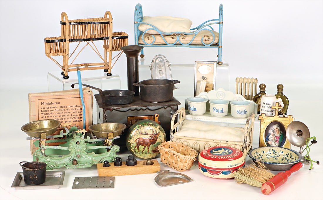 nice mixed lot, small stove, lion's paw feet, with funnel and  burner, without pot set, small (1 of 1)
