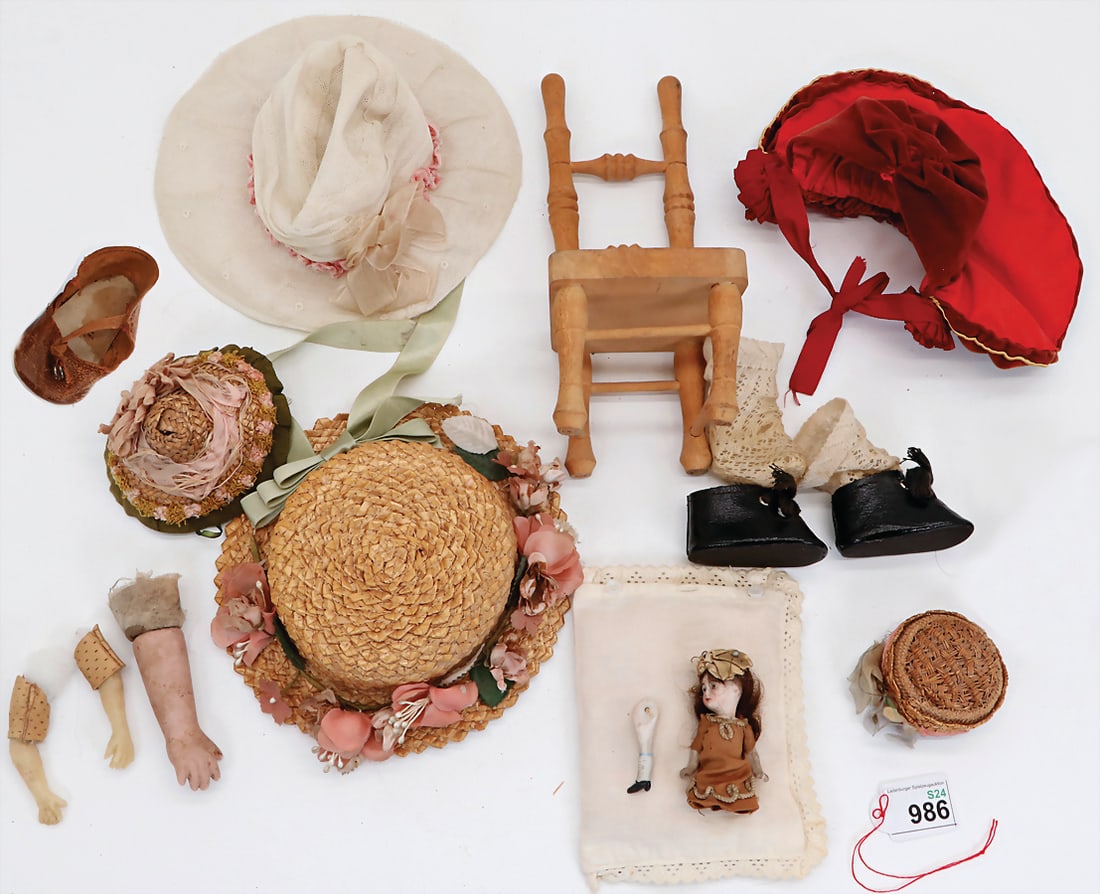 treasure chest, doll's replacement parts, hats, small items, different periods, the item is located (1 of 1)