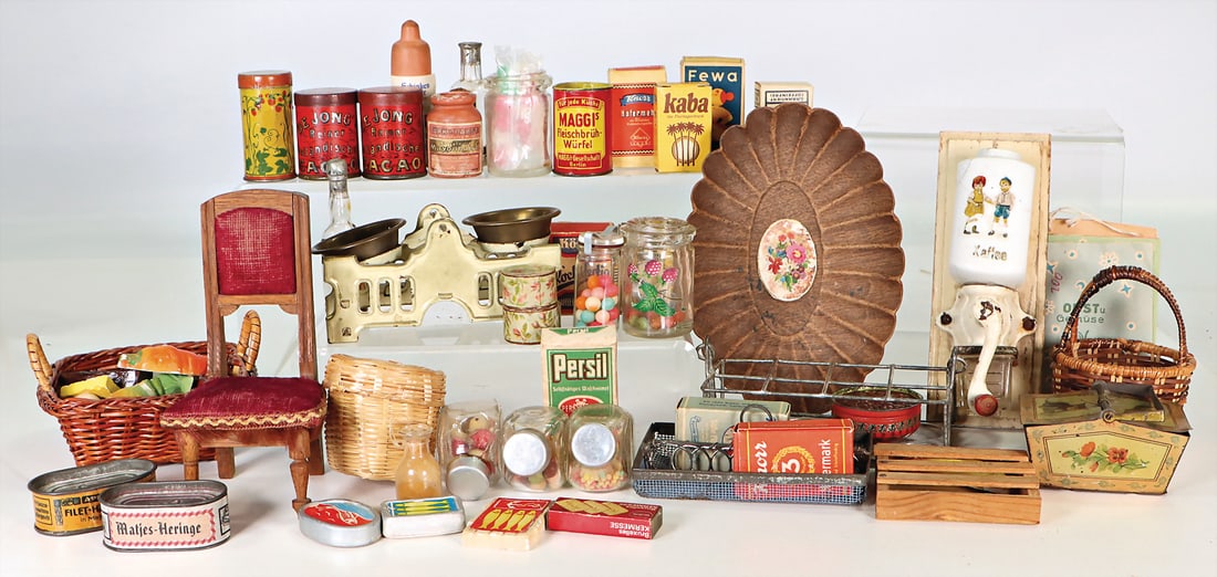 mixed lot of shop accessories, meals, mass, cartons, tins, among it strawberry bonbons, 5 cm, sheet: mixed lot of shop accessories, meals, mass, cartons, tins, among it strawberry bonbons, 5 cm, sheet metal, lithographed, fish tins, cocoa box German Description Konv. Kaufladenzubehör, Gerichte,