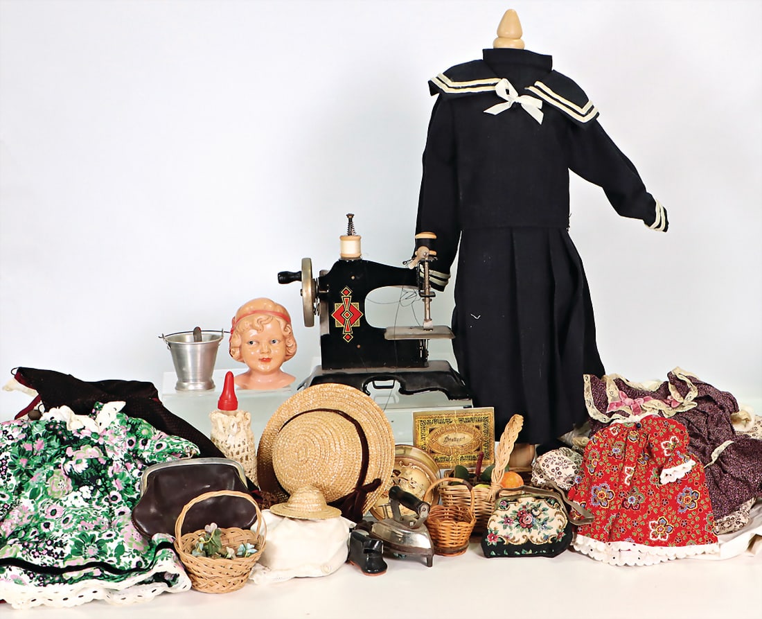children`s sewing machine, heavy metal construction, 18.5 cm, some doll dresses, different periods, (1 of 1)
