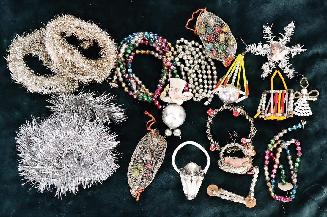 mixed lot of Christmas tree decoration, some pieces Gablonz, small chain, bag with small balls,: mixed lot of Christmas tree decoration, some pieces Gablonz, small chain, bag with small balls, figure cotton wool/glass German Description Konv. Christbaumschmuck, einige Teile Gablonz, kl. Kette, Be