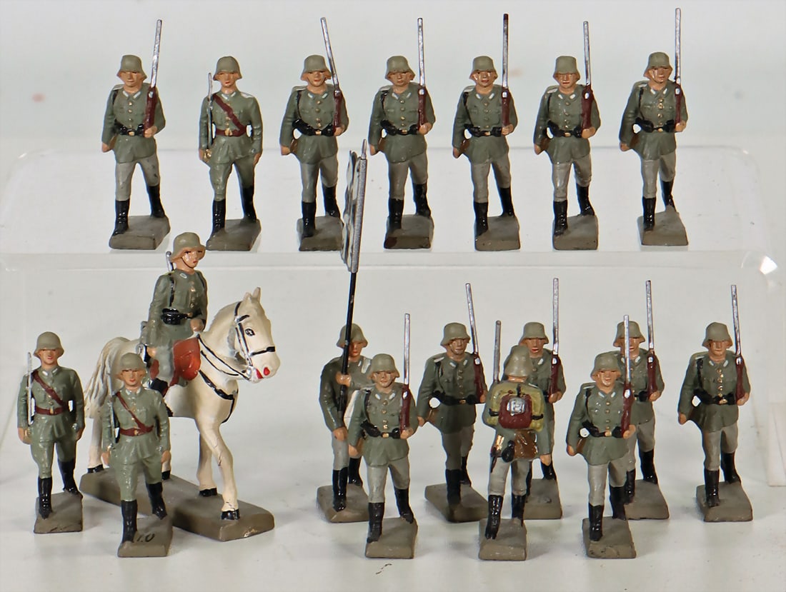 LINEOL soldiers, World War II, marching, condition 2-3, height: 4 cm, c. 16 pieces   German (1 of 1)