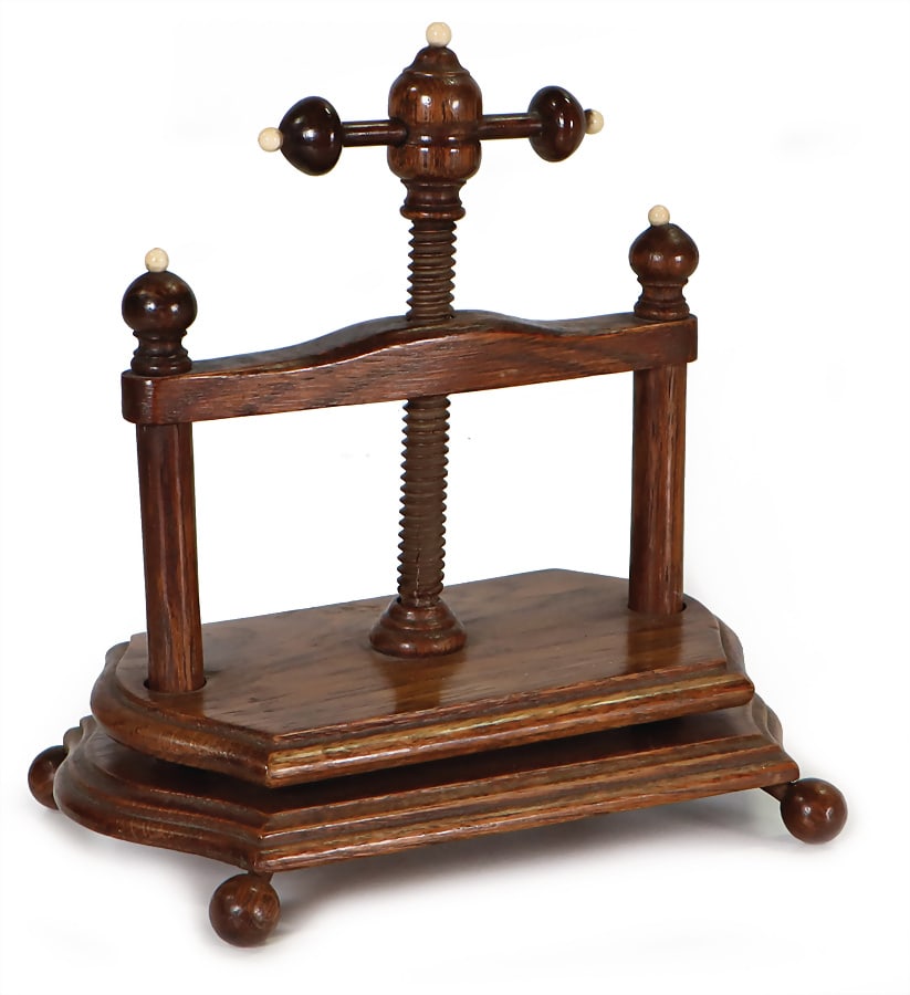 playing cart press, before 1900, width: 18.5 cm, height: 19.5 cm, oak wood German Description: playing cart press, before 1900, width: 18.5 cm, height: 19.5 cm, oak wood German Description Spielkartenpresse, vor 1900, B: 18,5 cm, H: 19,5 cm, Eichenholz