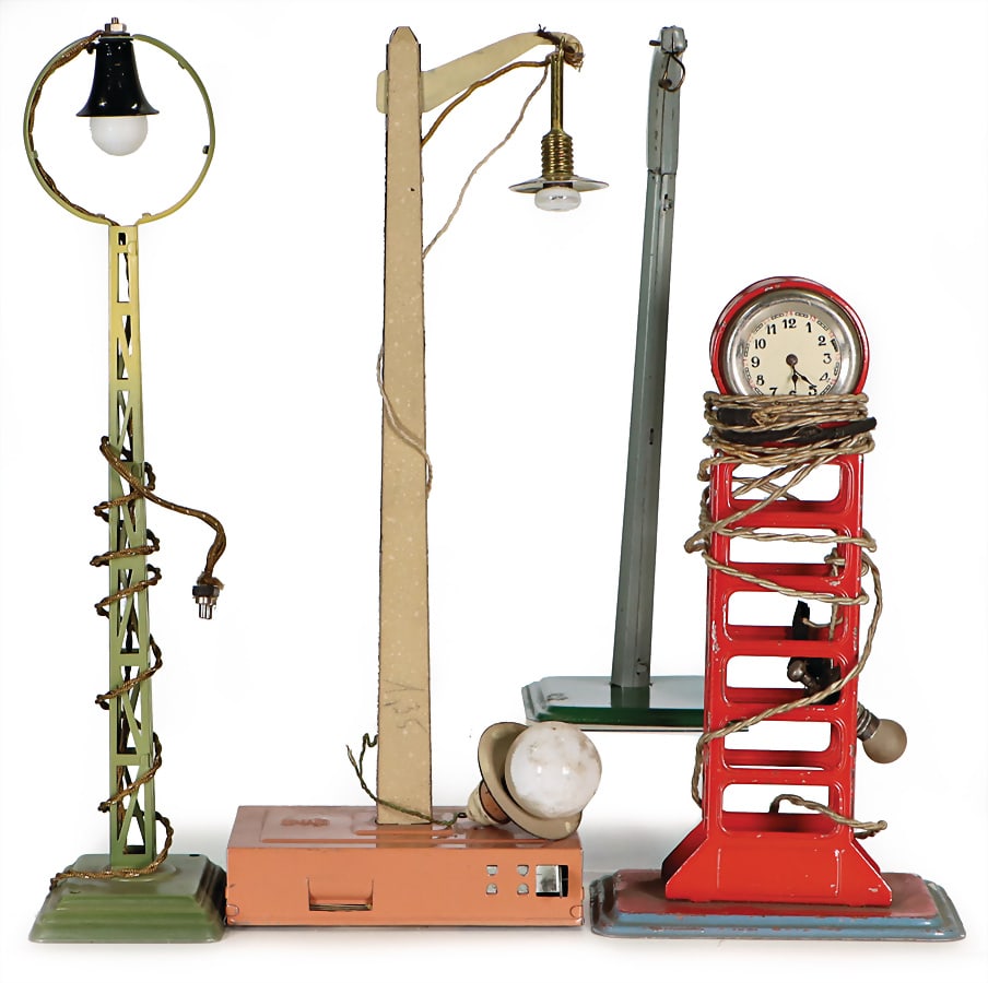 mixed lot BING and other things, 5 item, sundry lanterns, station clock, and others, different sizes: mixed lot BING and other things, 5 item, sundry lanterns, station clock, and others, different sizes 21-30 cm German Description Konv. BING u.a., 5 Artikel, div. Laternen, Bahnhofsuhr, u.a., versch. G