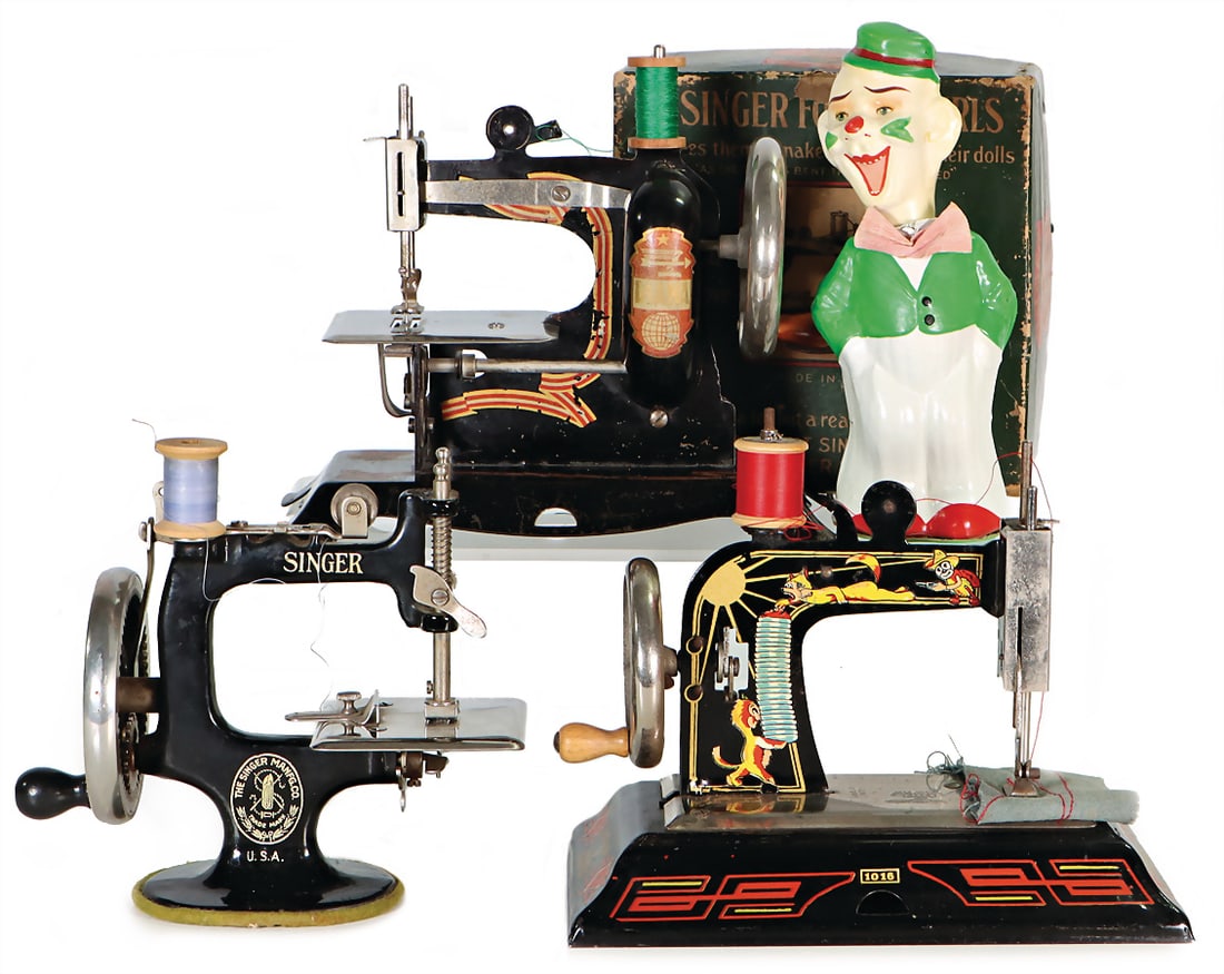 3 pieces, child sewing machine, DIANA CASIGE, good condition, 1 Singer sewing machine, new in box, 1: 3 pieces, child sewing machine, DIANA CASIGE, good condition, 1 Singer sewing machine, new in box, 1 clown with waggle head, 20.5 cm, clock mechanism is intact, as good as new in original box German D