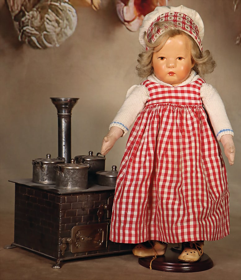 KÄTHE KRUSE Hampelchen, fabric head, clearly visible seams at the back of the head, brown (1 of 4)