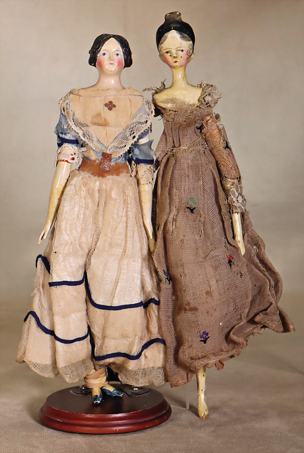 GRÖDNERTAL wooden doll, c. 1840, 27.5 cm, up-painted hairstyle, with comb, slightly stood out (1 of 2)