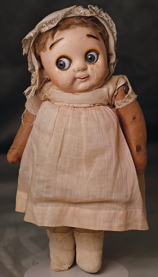 papier mâché shoulder headed doll Googly, 28 cm, c. 1910, big blue glass eyes, closed: papier mâché shoulder headed doll Googly, 28 cm, c. 1910, big blue glass eyes, closed mouth, pierced nostrils, mohair wig, felt body, legs were 1x over sewed, old clothes, worn places in fac