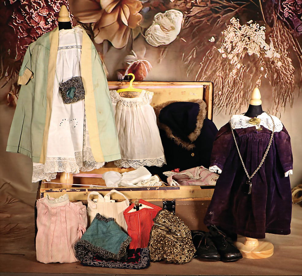 doll's Trousseau, suitcase, with additional insert and many doll's clothes for a c. 30-40 cm (1 of 1)