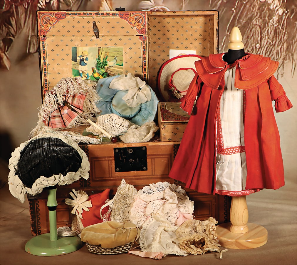 doll's Trousseau, chest with additional inserts, width: 40 cm, depth: 24 cm, height: 28 cm, inner (1 of 3)