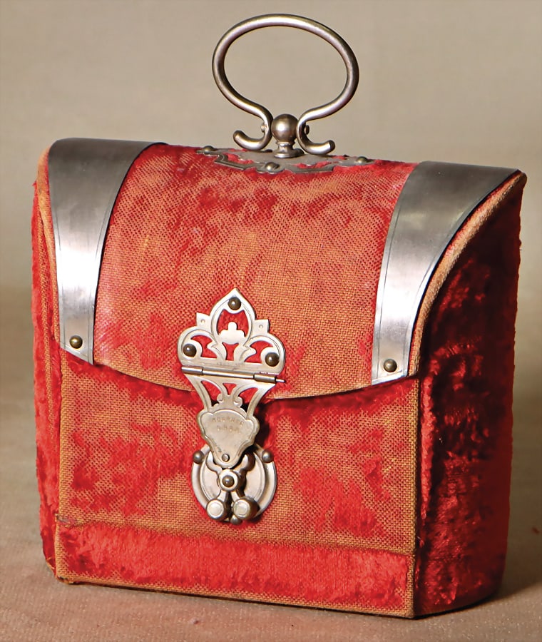 doll bag with silver handles, engraving on the clasp Breveté S.G.D.G., with clasp that can be: doll bag with silver handles, engraving on the clasp Breveté S.G.D.G., with clasp that can be fold out, red velvet cover, height: 12 cm, width: 13 cm, depth: 6 cm, suitable for a big Béb