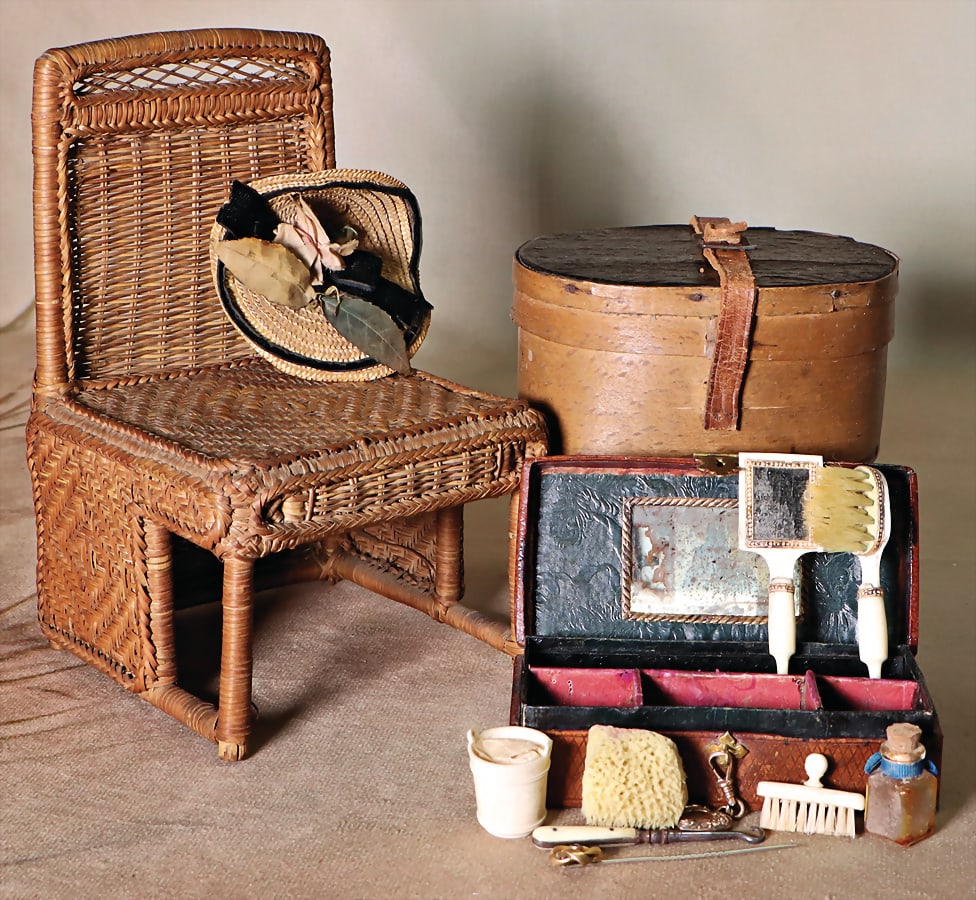 small case, leather, brass clasp, length: 11.5 cm, with mirror, brushes, comb, inner mirror glass (1 of 1)