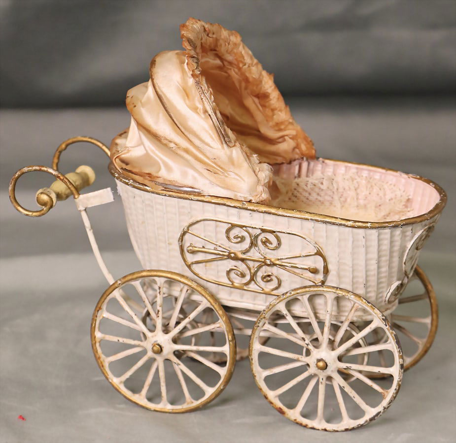 MÄRKLIN pram, German around 1900, sheet metal, handpainted, 21.5 cm, worn with paint defects (1 of 4)