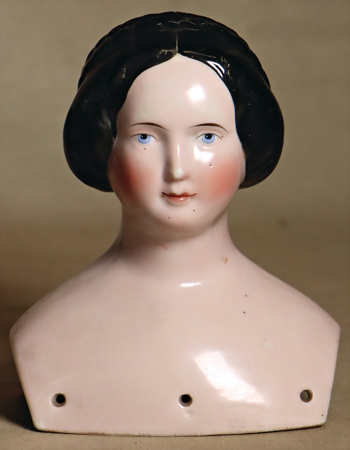 China-Head, glazed porcelain, shoulder headed doll, height: 13 cm, width: 10.5 cm, modelled hair: China-Head, glazed porcelain, shoulder headed doll, height: 13 cm, width: 10.5 cm, modelled hair with fringe of hair, blue painted eyes, closed mouth, a bit kiln dust inclusions German Description Chi