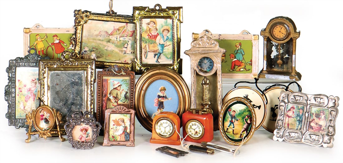 dollhouse decoration pieces, pictures, mirror, clocks, mostly good condition   German Description (1 of 1)