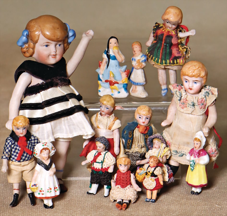 mixed lot of dollhouse dolls, 4-11 cm, all-bisque, fix heads, jointed arms and  legs, old clothes, (1 of 1)