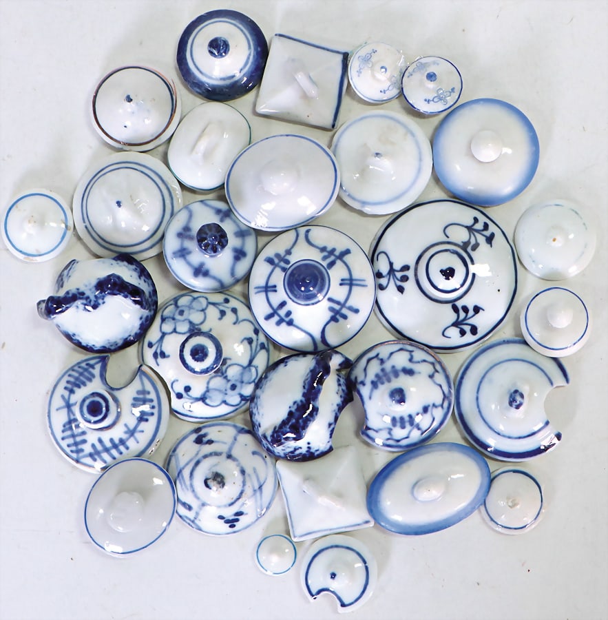 mixed lot of porcelain items, blue/white, different cover, for cans, mustard tin, spice doses: mixed lot of porcelain items, blue/white, different cover, for cans, mustard tin, spice doses German Description Konv. Porzellan, blau/weiß, versch. Deckel, für Kannen, Senfdose, Gewürz