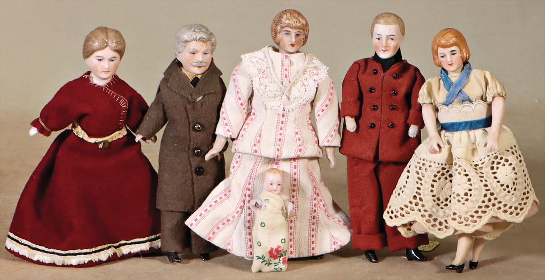 mixed lot with 6 pieces, dollhouse dolls, 5x bisque heads, arms, and  legs, fabric body, small baby (1 of 1)