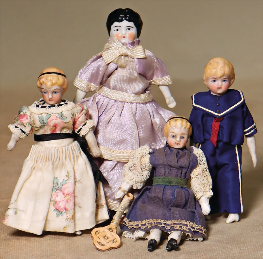 mixed lot with 4 pieces, dollhouse dolls, 10-12 cm, bisque shoulder headed dolls, arms, and  legs, 1 (1 of 1)