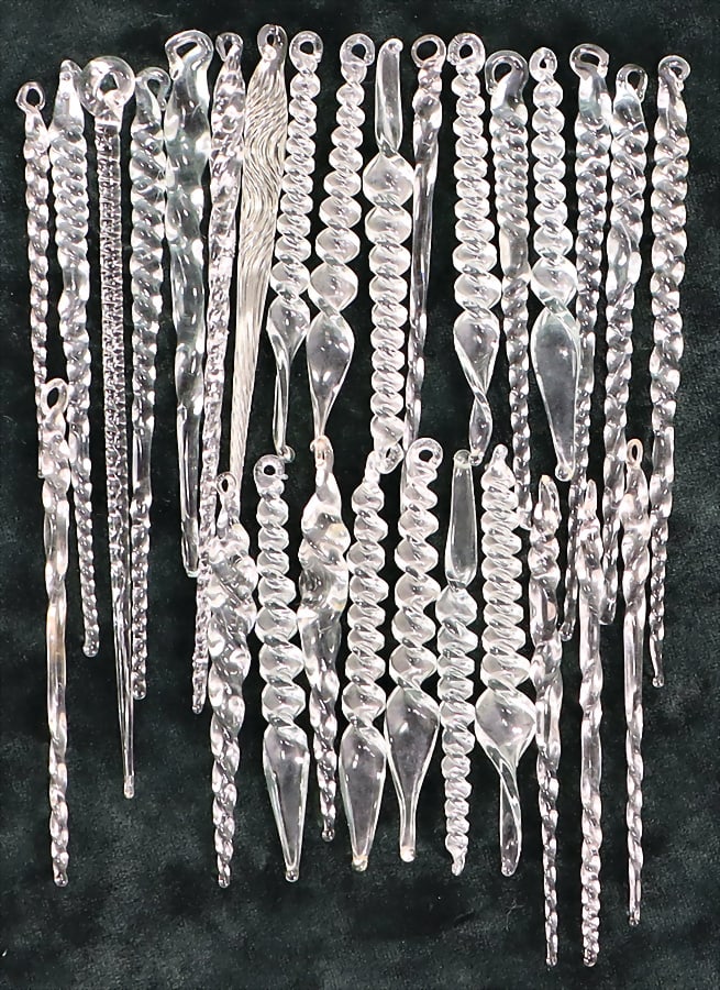 28 pieces, Christmas tree decoration, glass, cone, 9-13.5 cm, mostly good condition German: 28 pieces, Christmas tree decoration, glass, cone, 9-13.5 cm, mostly good condition German Description 28 Teile, Christbaumschmuck, Glas, Zapfen, 9-13,5 cm, meist guter Zust.