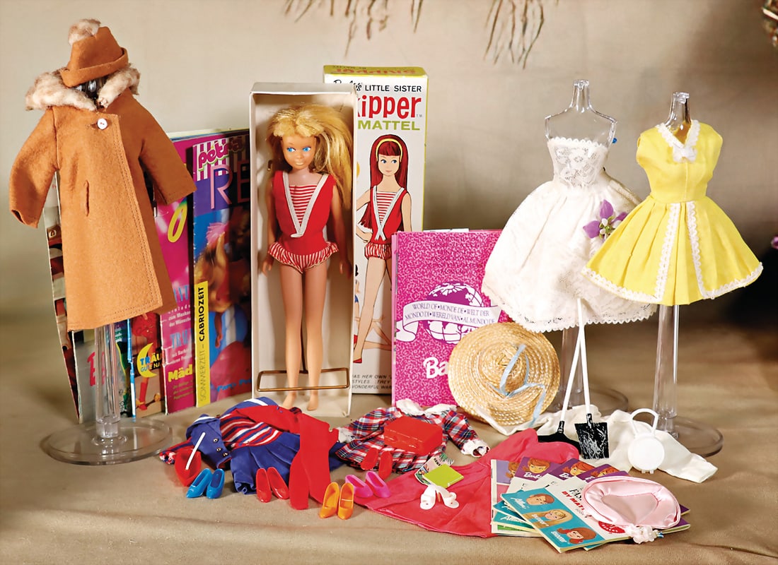 MATTEL Barbie, Skipper, good condition, -box, with stand, swimsuit, mixed lot of outfits,: MATTEL Barbie, Skipper, good condition, -box, with stand, swimsuit, mixed lot of outfits, among it 1928, 1656, 0819, and individual parts and accessories, booklets, all in good condition, please