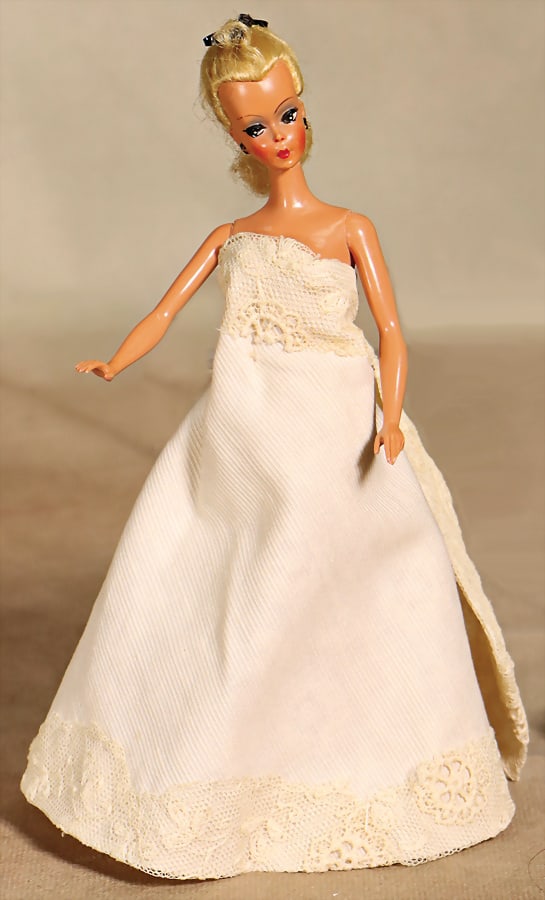 Bild Lili, small version, hair in good condition, a bit color is wear down at the earring, restored (1 of 2)