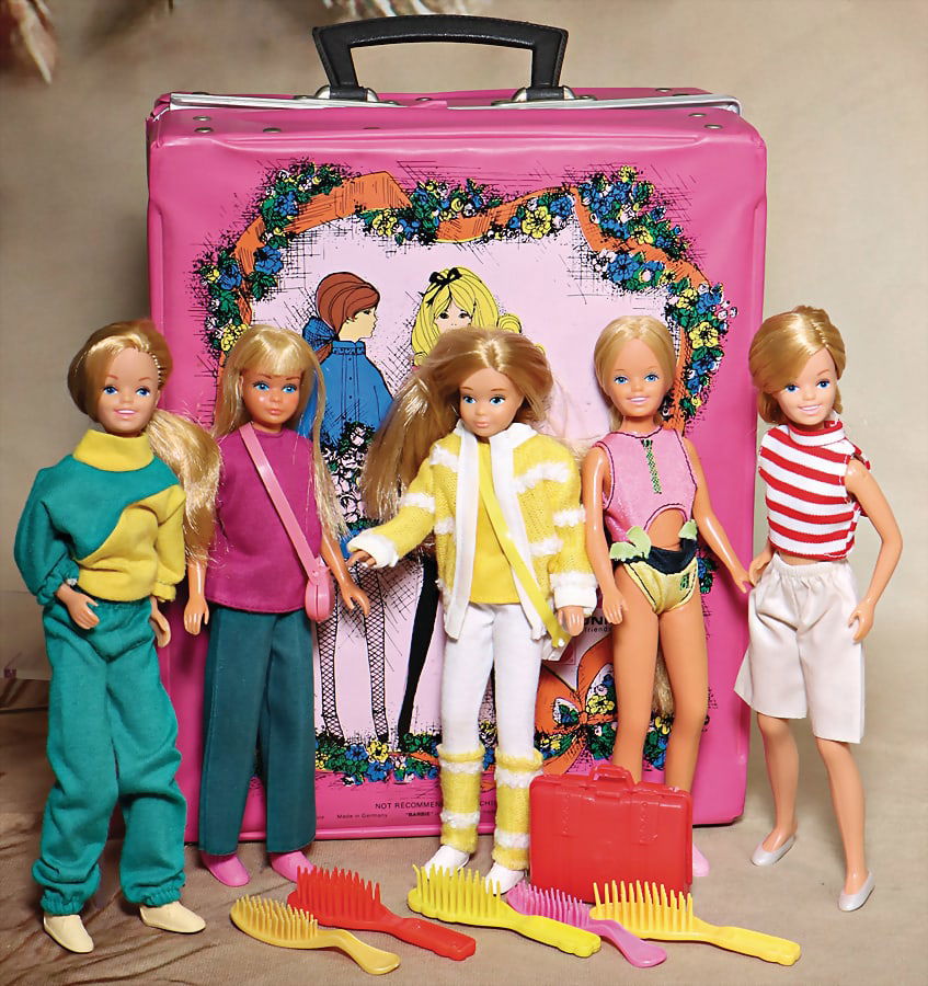 MATTEL 5 pieces Barbie, Skipper, different periods, with outfits and accessories, with Barbie case,: MATTEL 5 pieces Barbie, Skipper, different periods, with outfits and accessories, with Barbie case, good condition German Description MATTEL 5 Teile Barbie, Skipper, untersch. Zeit, mit Outfits und Zu