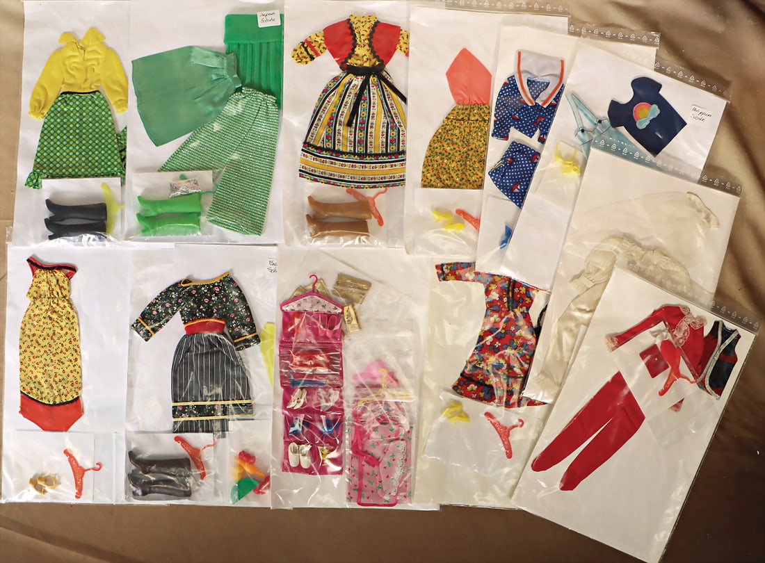 MATTEL 12 pieces Barbie outfits, '70s, among it 7933, 9627, best buy 2770, 2218, 2561, 2771, 3288,: MATTEL 12 pieces Barbie outfits, '70s, among it 7933, 9627, best buy 2770, 2218, 2561, 2771, 3288, 7215, 9621, 3346, mostly good condition German Description MATTEL 12 Teile Barbie Outfits, 70er Jahre