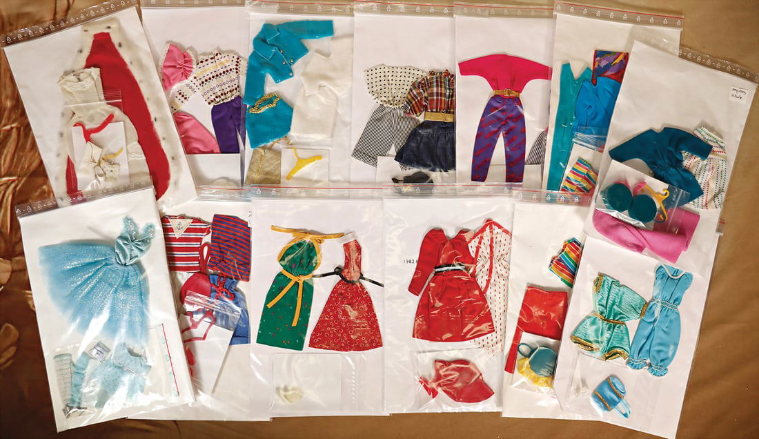 MATTEL big mixed lot Barbie, outfits, different periods, mostly good condition   German Description (1 of 1)