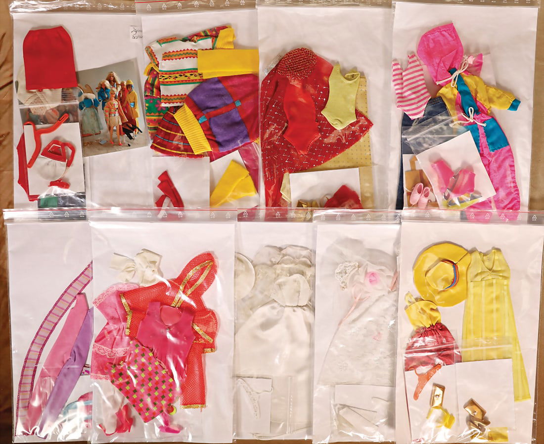 MATTEL big mixed lot Barbie, mostly 1970-1975, 1 set Barbie 1959-61, with Japan shoes, mostly good: MATTEL big mixed lot Barbie, mostly 1970-1975, 1 set Barbie 1959-61, with Japan shoes, mostly good condition German Description MATTEL Gr. Konv. Barbie, meist 1970-1975, 1 Set Barbie 1959-61, mit Japa