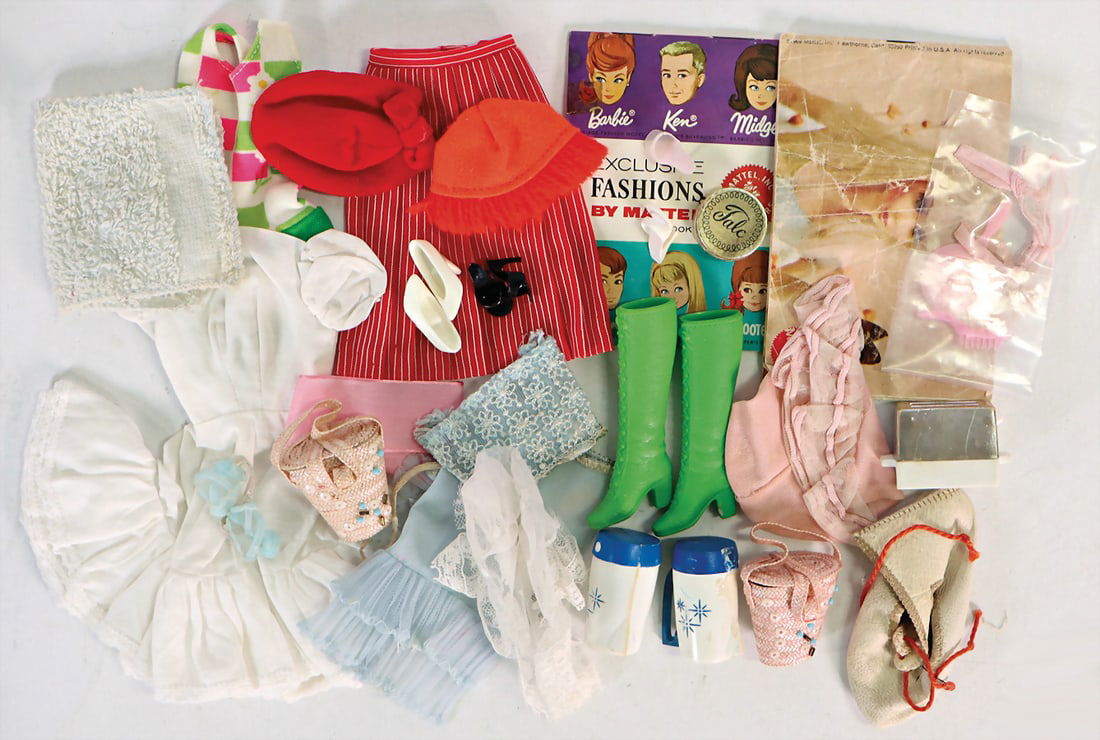 BARBIE mixed lot, a pair of shoes, early, sole is punched for a pin, some accessories, small (1 of 1)