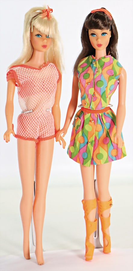 BARBIE 2 pieces, blond and brunette, bendable leg twist and turn, with outfit, good condition: BARBIE 2 pieces, blond and brunette, bendable leg twist and turn, with outfit, good condition German Description BARBIE 2 Teile, blond und brünett, bendable leg twist and turn, mit Outfit, guter