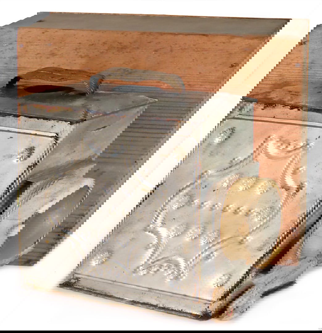 Very early magic lantern, tinplate, h: 14.5 cm, in wooden box, with burner   German Description (1 of 3)