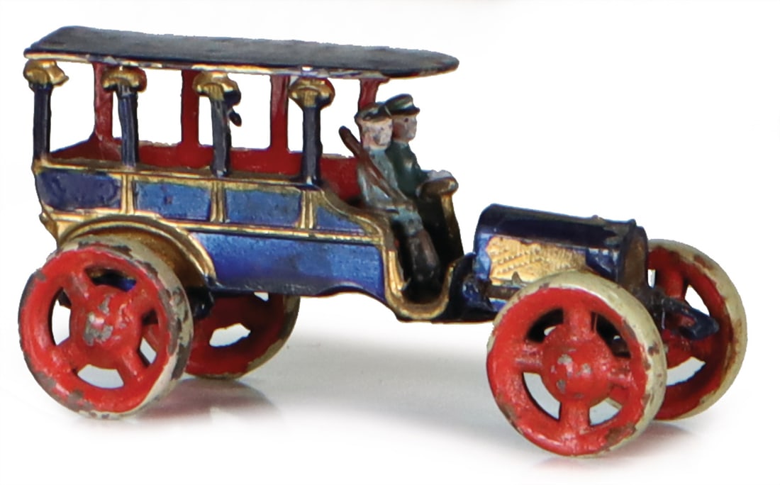 probably PLANK Automobile, with 2 driver figures, cast metal, c. 1910, 8 cm, hand-painted, minor (1 of 2)