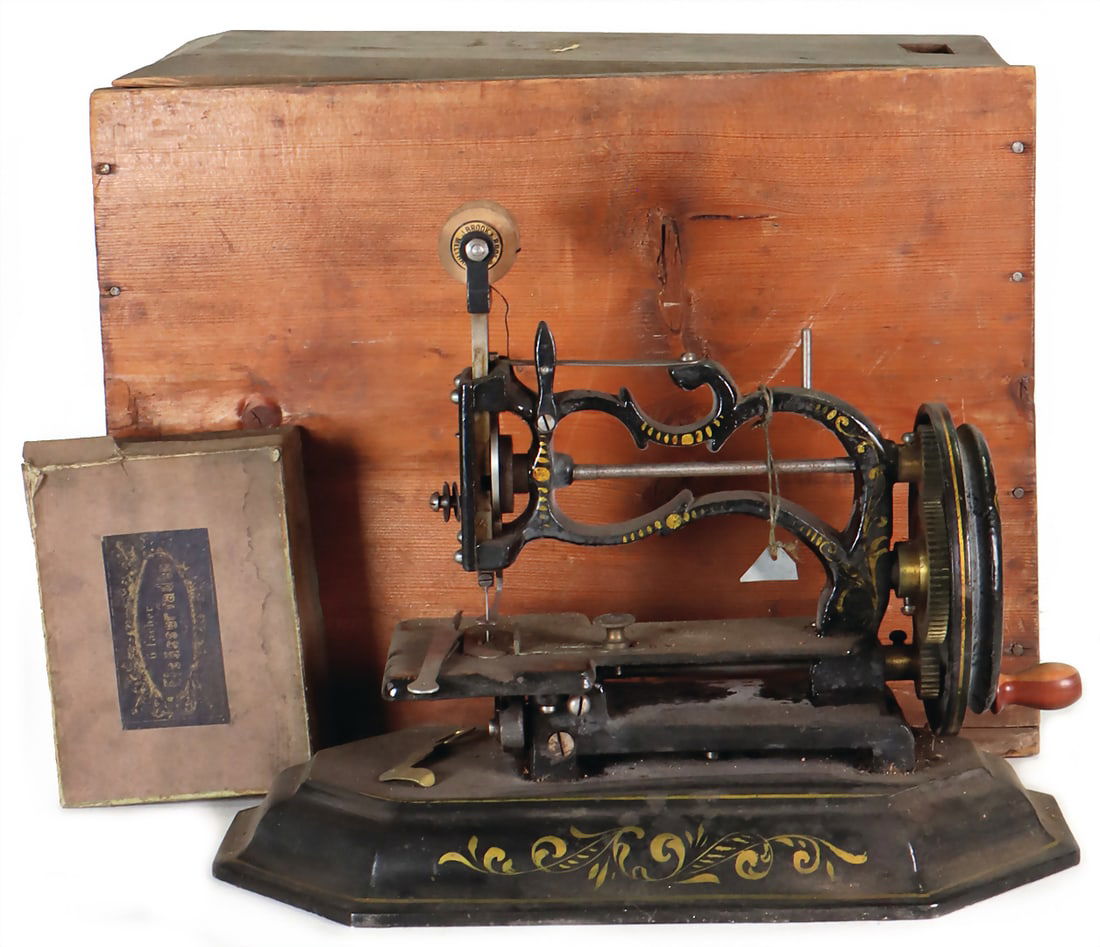 Travel sewing machine, h: 32 cm, h: 26 cm, drive is somewhat heavy, with accessories, in wooden box, (1 of 1)