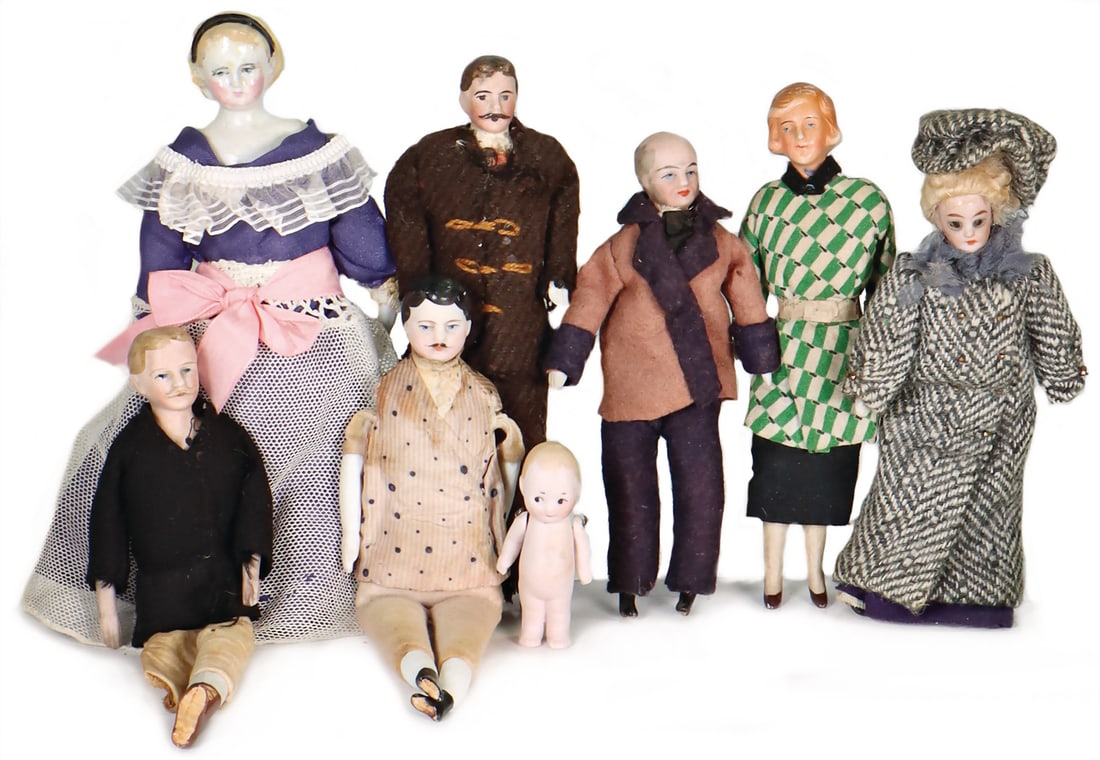 mixed lot of 7 pieces, dollhouse dolls, partly clothes sewn from old fabrics, partly newer (1 of 1)