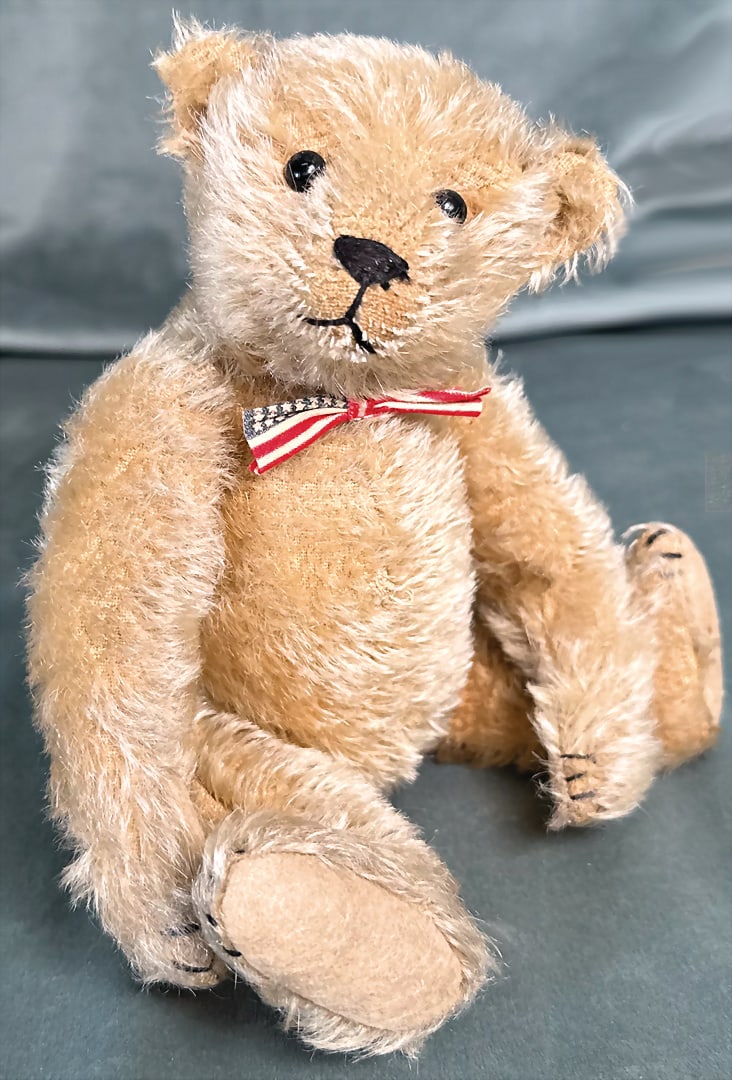 probably STRUNZ bear, pre-war era, 24 cm, mohair plush, felt paws, shoe button eyes, slight hump, (1 of 3)
