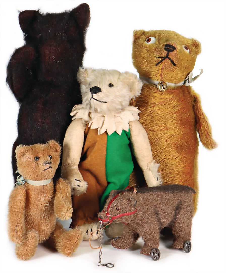 other manufacturer's item from the Steiff archive, clown bear, probably pre-war, 23 cm, mohair: other manufacturer's item from the Steiff archive, clown bear, probably pre-war, 23 cm, mohair plush, felt clothes, slightly bent arms, bear on small tin wheels, caricature bear, caricature glass eyes