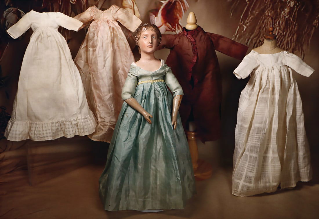 Exceptional early Empire doll, modelled mass head, c. 1820, modelled, wavy, pinned-up hair, small (1 of 6)