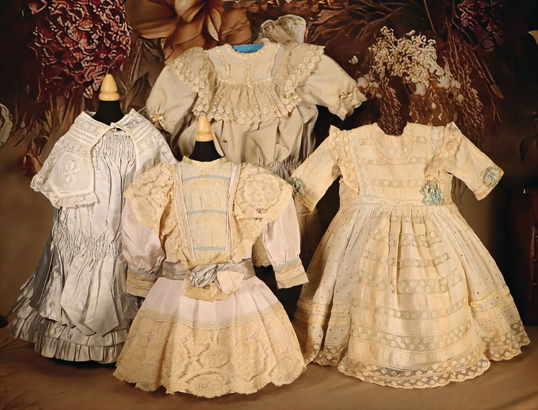 Conv. franz.  Bébé, for approx. 50 cm doll, light blue / beige, as well as 1 old lace (1 of 1)
