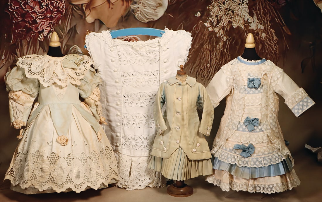 Conv. franz. doll clothes, partly re-sewn, partly old, 1 old French cotton dress, light blue, (1 of 1)