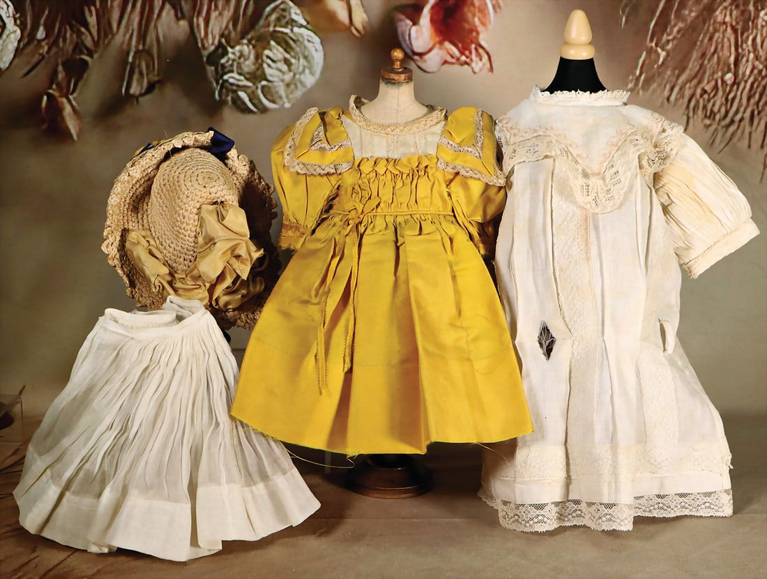 Very nice collection for franz. Bébé, lingerie, as well as yellow silk dress, for ca. 40 (1 of 1)