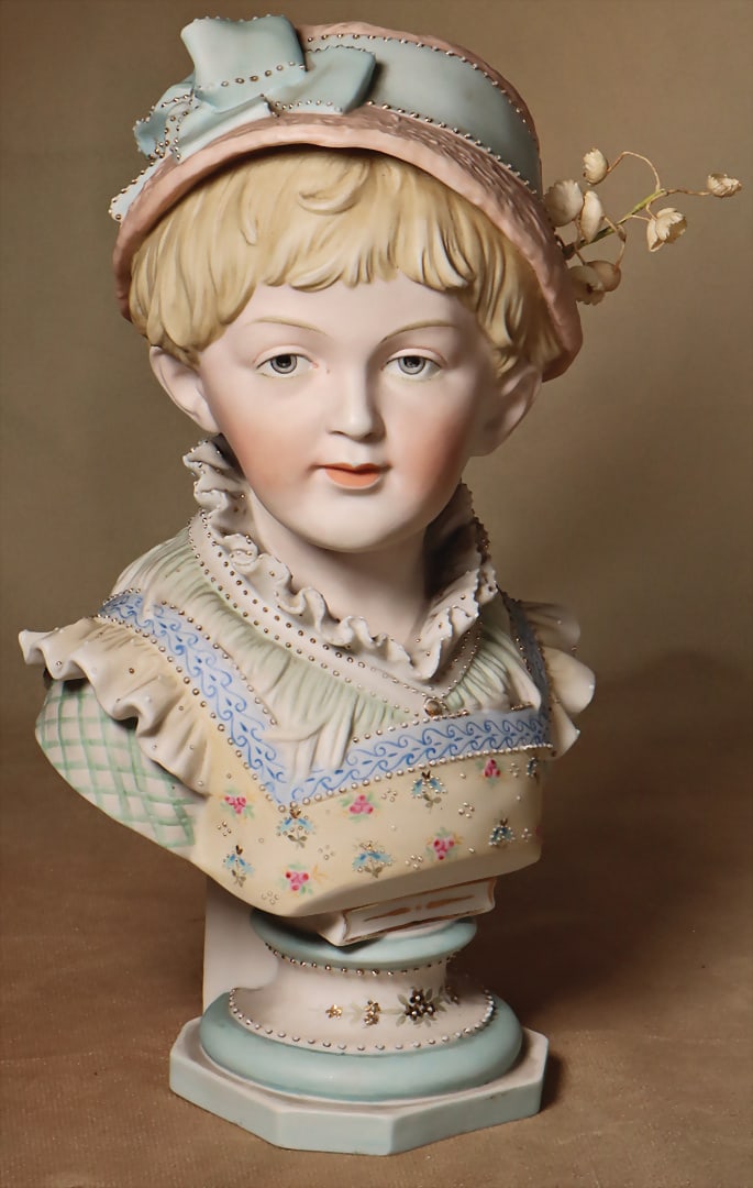 Child's bust, acc. 7523, h: 24 cm, finely modeled. Hair, onmod. Hat with bow, painted eyes,: Child's bust, acc. 7523, h: 24 cm, finely modeled. Hair, onmod. Hat with bow, painted eyes, outmodel. Ears, shirt with lace collar, very expressive, "Toy Museum Graz" German Description Kinderbüs