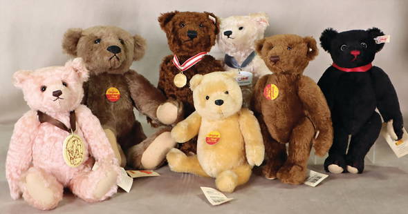 STEIFF mixed lot of bears, newer production, Germany bear, with music mechanism, button, white flag,: STEIFF mixed lot of bears, newer production, Germany bear, with music mechanism, button, white flag, tag, certificate, museum bear, complete, pink, museum bear, complete, white, with certificate, 3