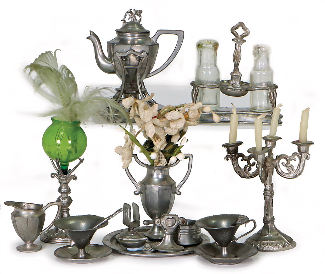 Mixed lot of doll's house decoration parts, pewter, 4-armed candlestick, 6.5 cm, tea kettle, vinegar: Mixed lot of doll's house decoration parts, pewter, 4-armed candlestick, 6.5 cm, tea kettle, vinegar and oil, small parts German Description Konv. Puppenstuben-Ausschmückungsteile, Zinn, 4-armige