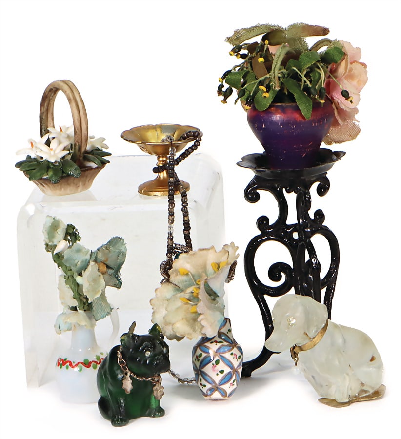 mixed lot of dollhouse decoration parts, 2 pieces, glass dogs, 3 and 4 cm, 1 flower table, 11 cm, (1 of 1)