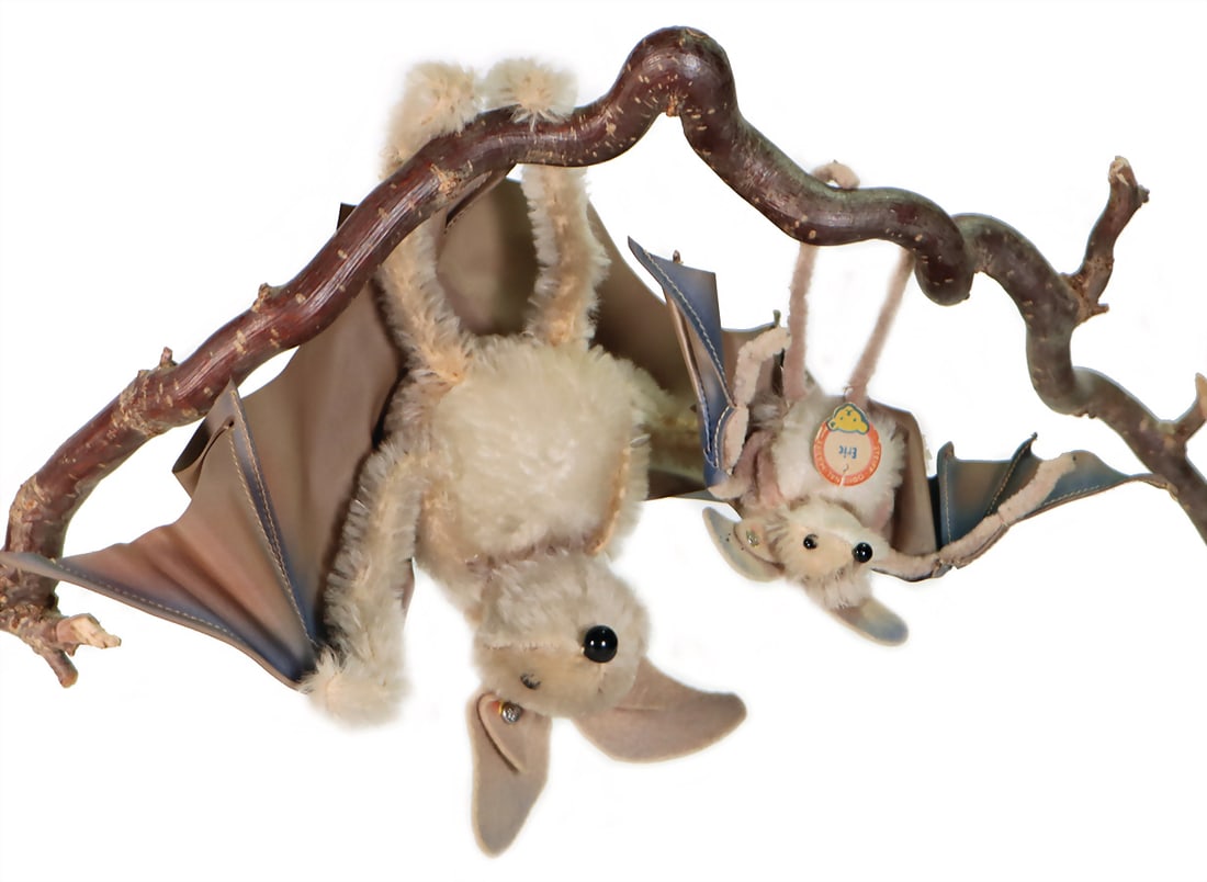 STEIFF 2x bat, Eric, large and small size, 1x 12 cm, with button and shield, and Eric, 19 cm, with: STEIFF 2x bat, Eric, large and small size, 1x 12 cm, with button and shield, and Eric, 19 cm, with button, condition good-very good German Description STEIFF 2x Fledermaus, Eric, gr. u. kl. Grö&#